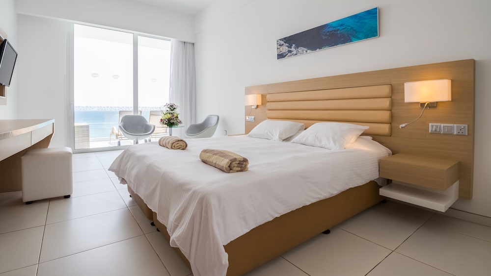 SUPERIOR, DOUBLE OR TWIN BED, SEA VIEW, BALCONY