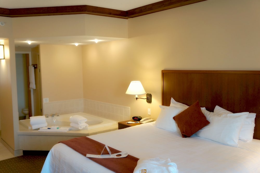جناح بسرير كينج مع أريكة بمنطقة جلوس بحوض جاكوزي، Best Western Plus Lamplighter Inn And Conference Centre 2/3