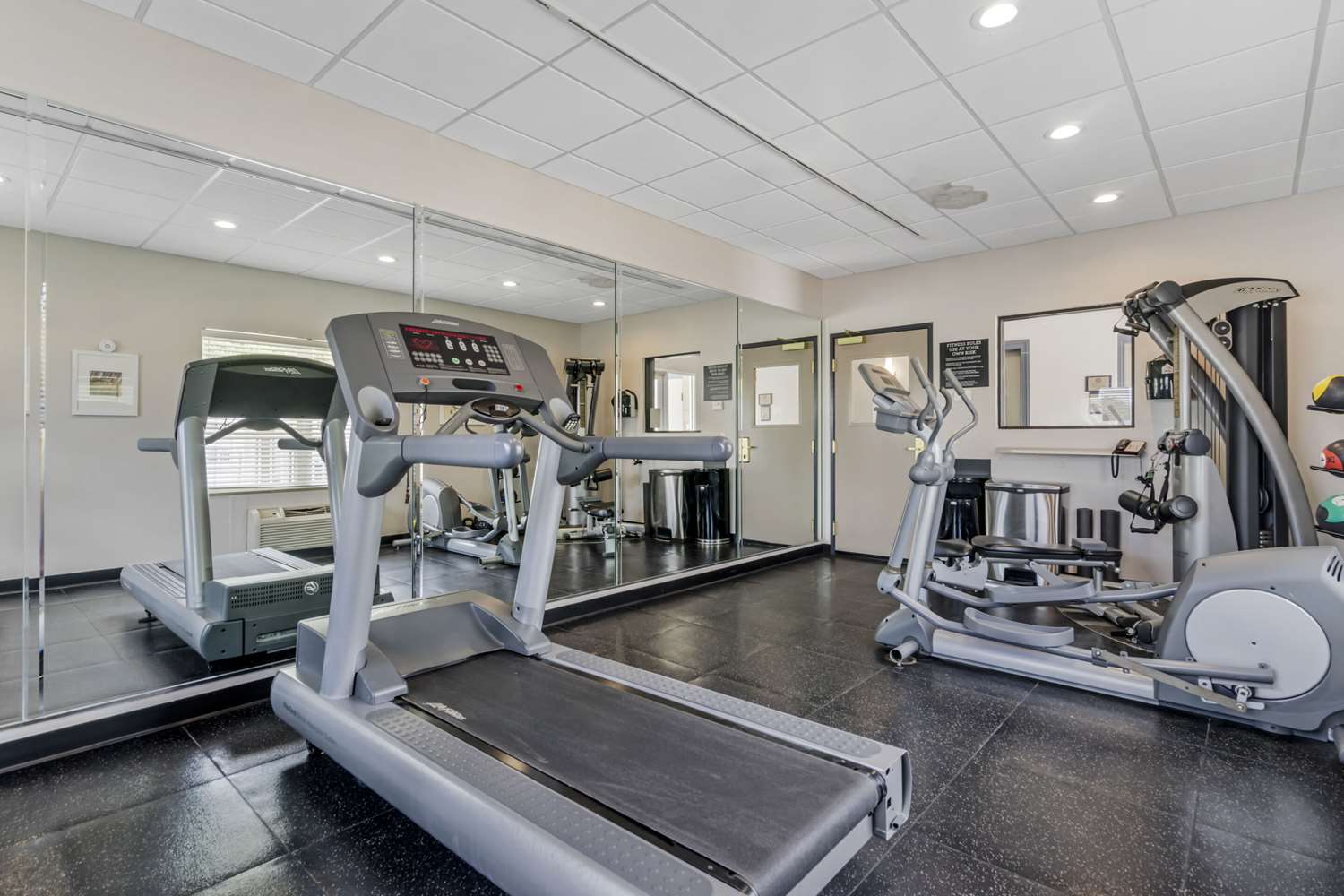 Country Inn and Suites by Radisson Tampa Airport North FL 26/48