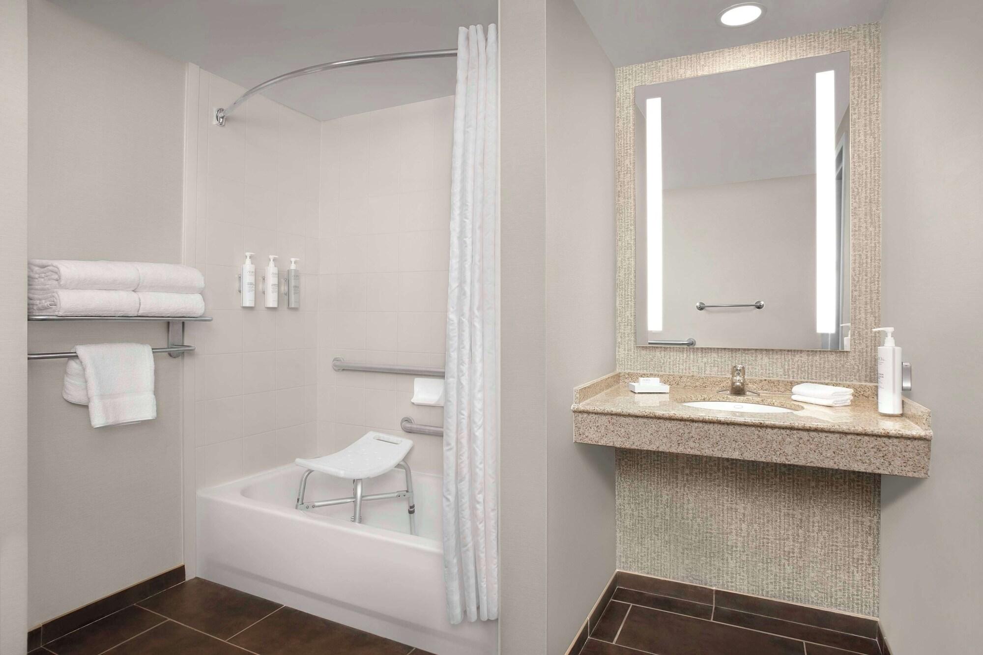 غرفة لذوي الإعاقة، Hilton Garden Inn Gainesville 2/2