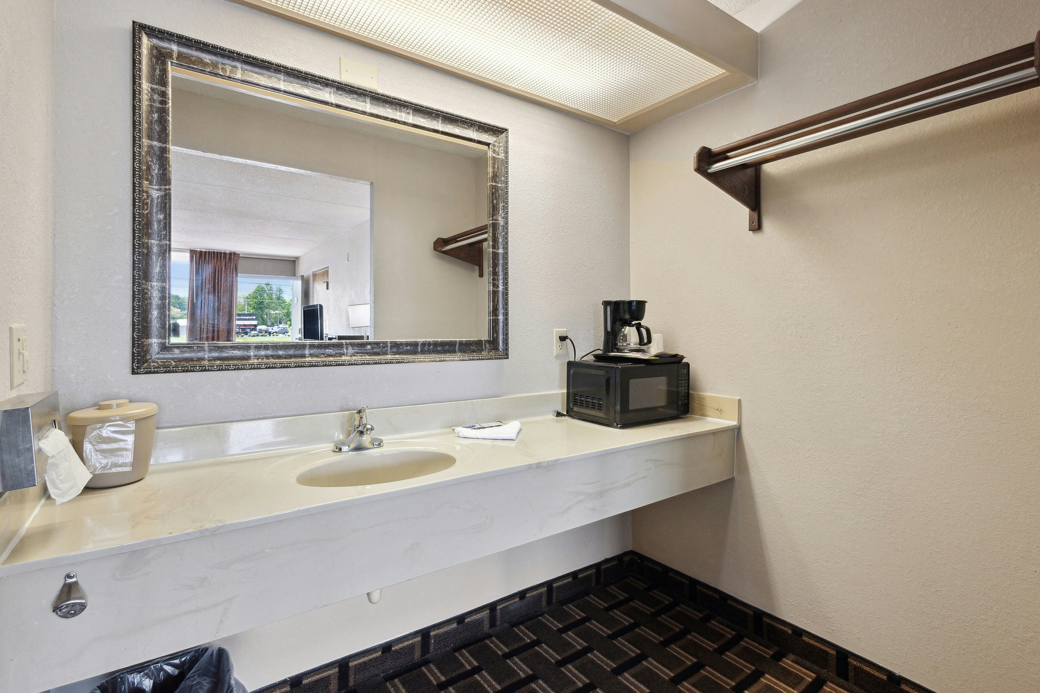 Relax inn by OYO Greeneville Near Hwy US-321 38/40