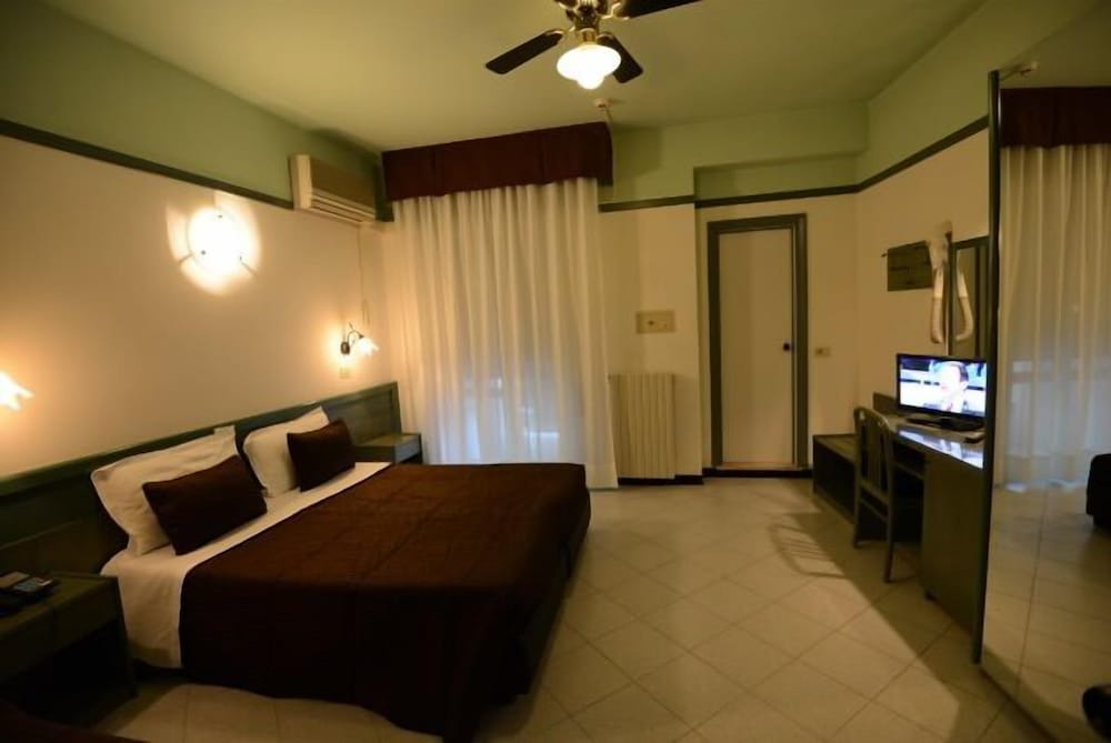 ROOM, TRIPLE