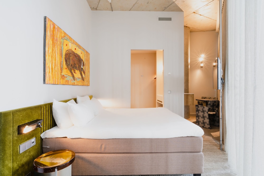 1 BEDROOM, STANDARD, DOUBLE OR TWIN BED
