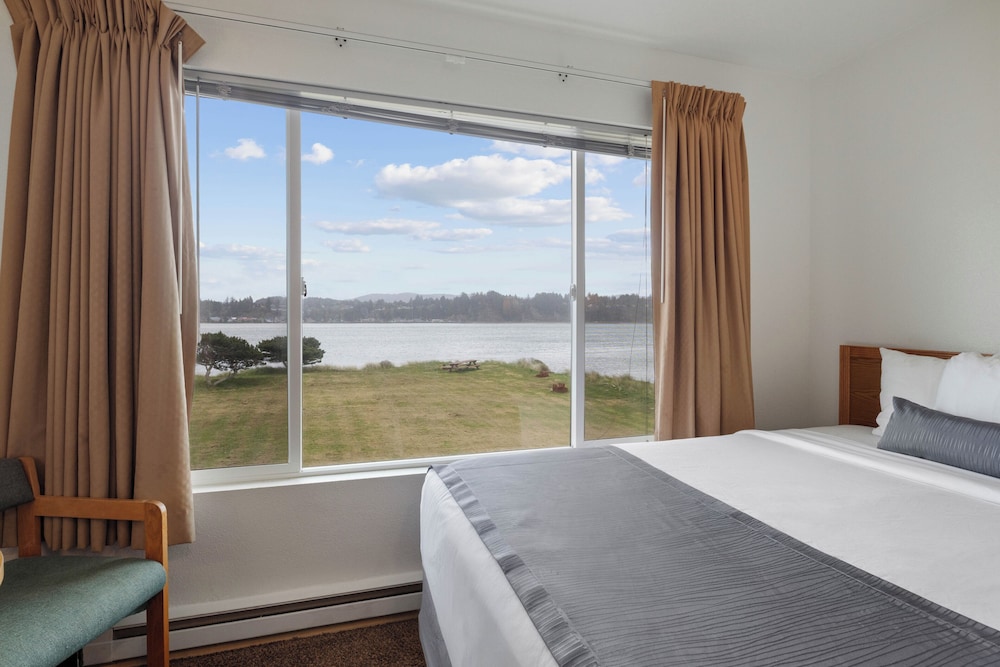 Room, Queen Bed, Bay View