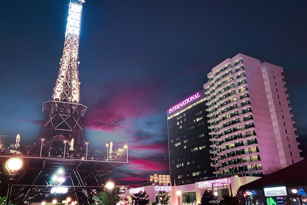 International Hotel Casino Tower Suites 2/50