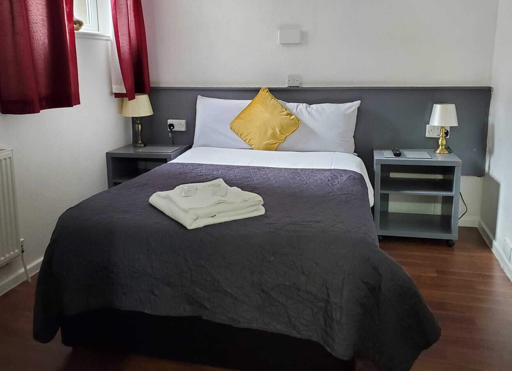 ROOM, TWIN BEDS