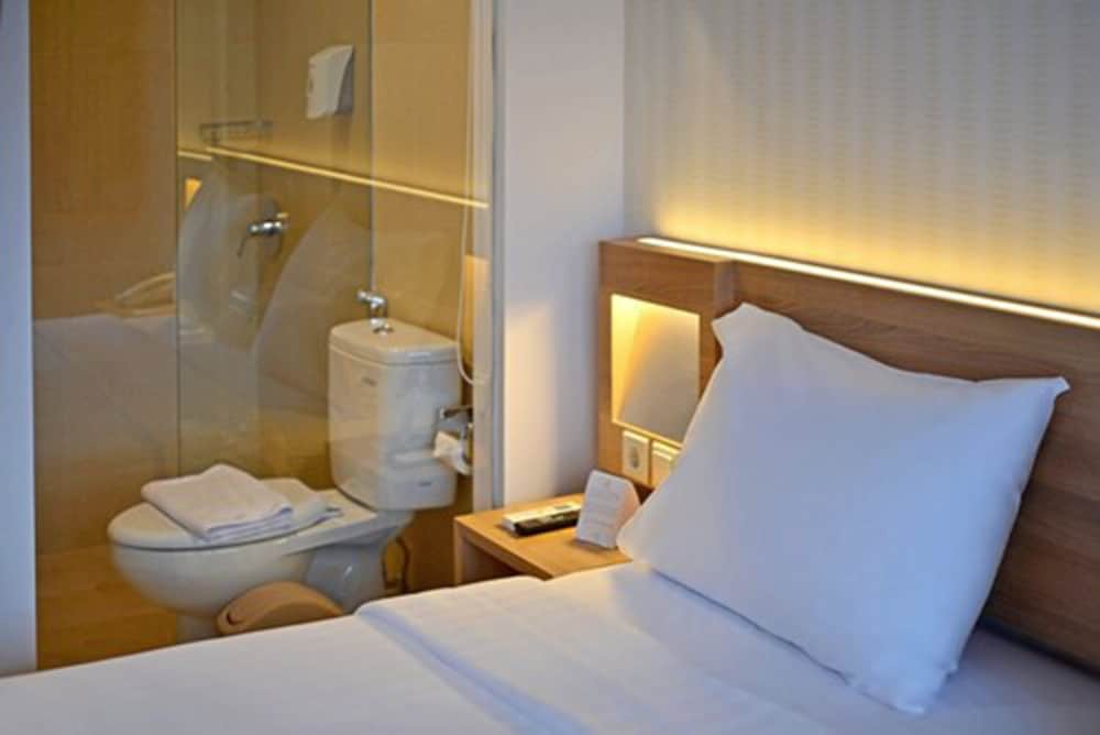 Whiz Prime Hotel Basuki Rahmat Malang photo5