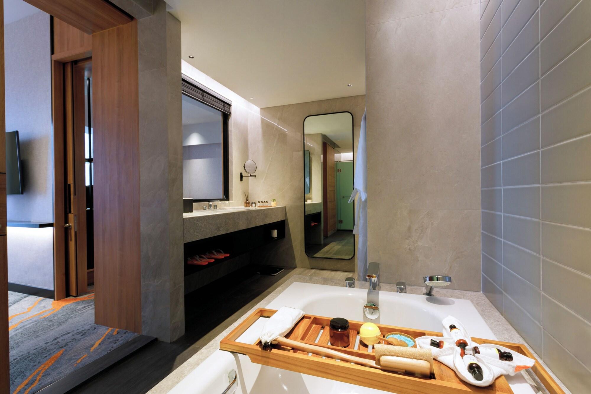 Harris Hotel and Convention Serpong 80/83