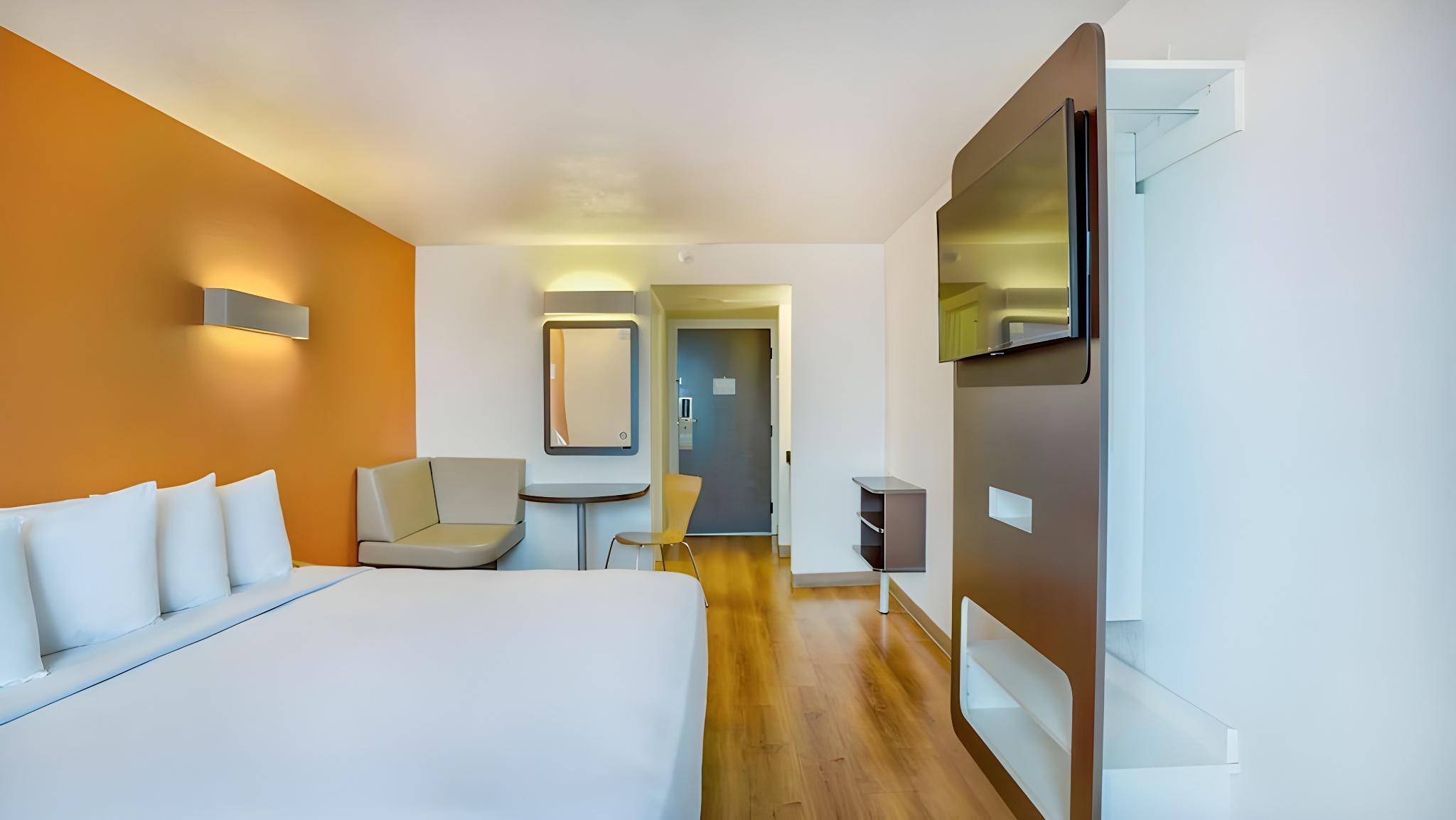2 Full Beds - ADA/Tub