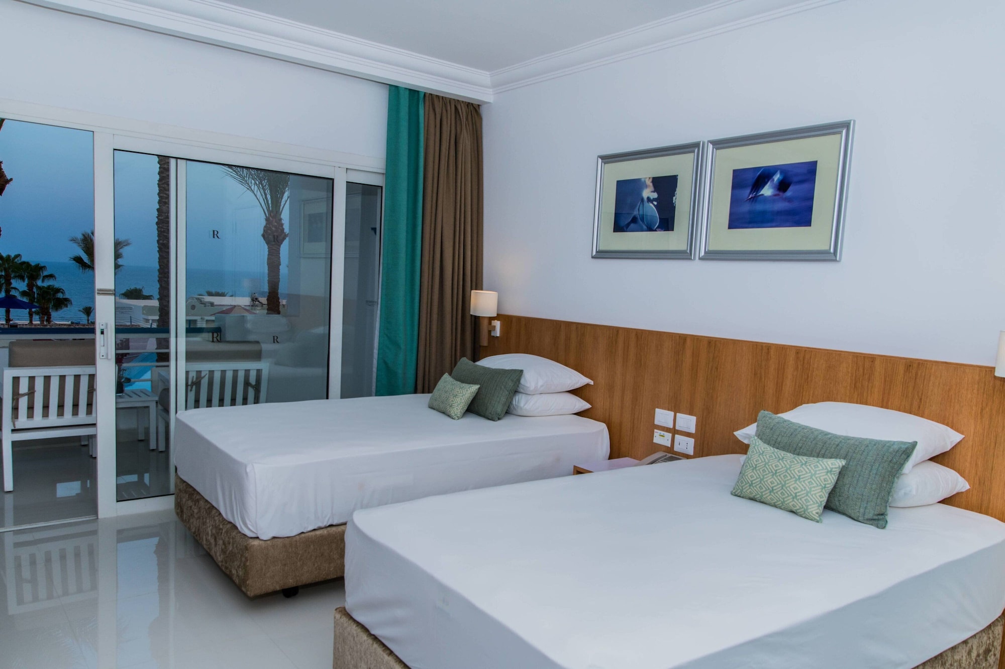 غرفة بريميوم بسريرين منفصلين بإطلالة على البحر بشرفة، Renaissance Sharm El Sheikh Golden View Beach Resort 5/10