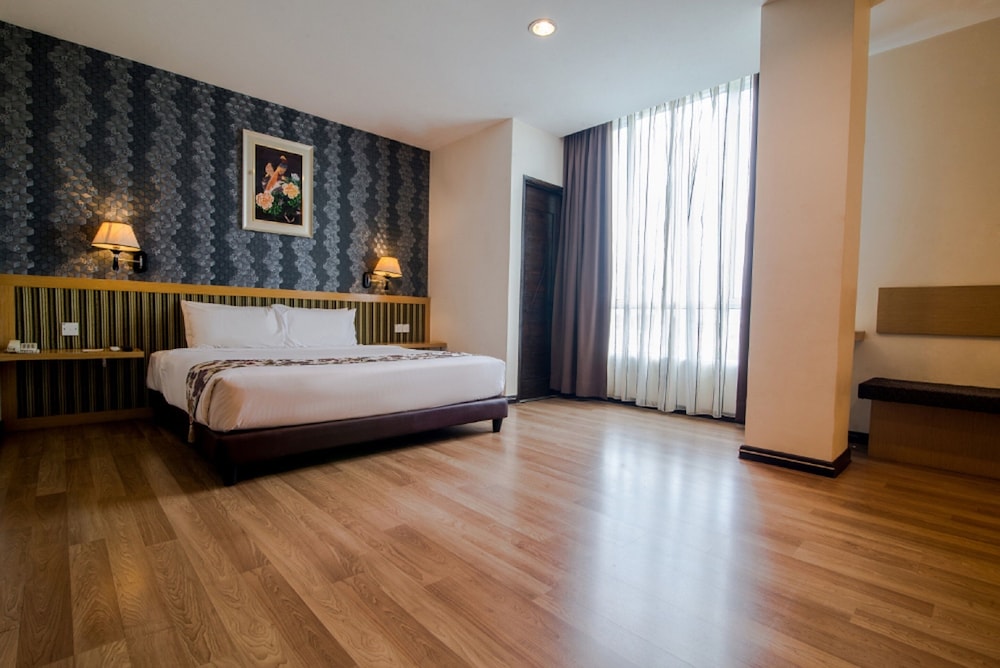 STUDIO, KING BED
