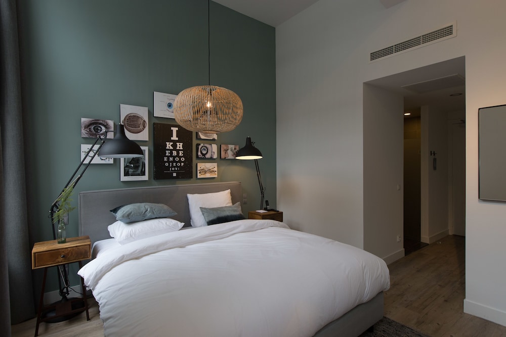 EYE HOTEL 17/36