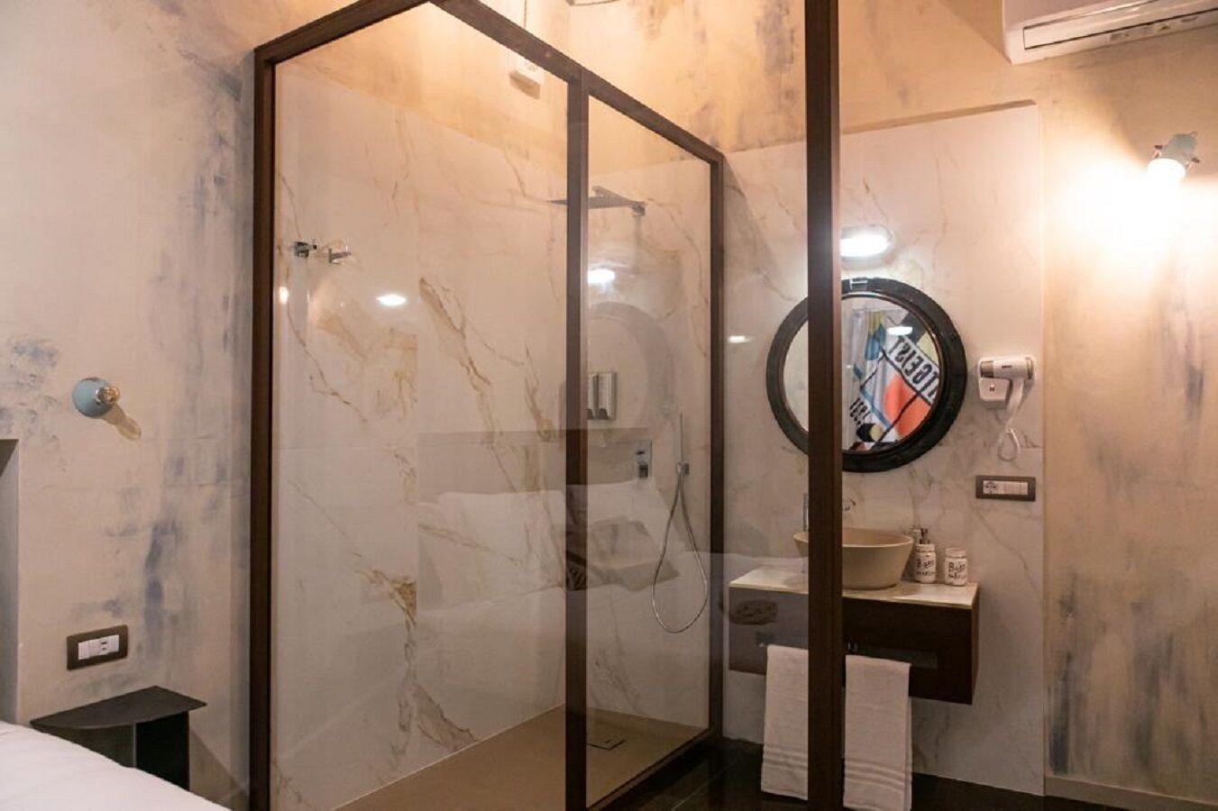 Junior Suite, Studio, Queen Bed, Courtyard View
