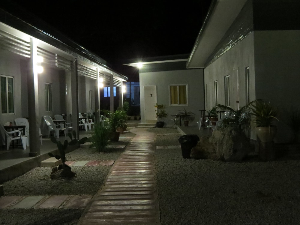 Cactus Inn 17/19