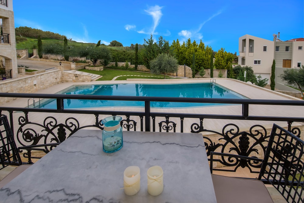 Casa Leone Suites 48/50