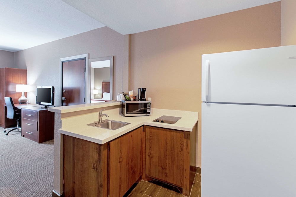 Comfort Inn & Suites Fredericksburg TX 27/30