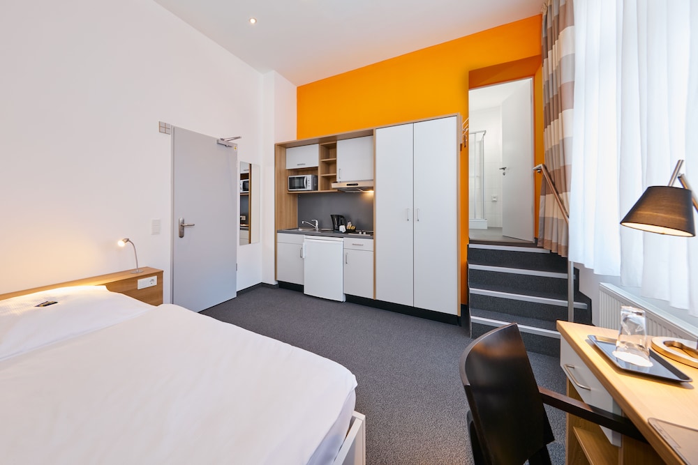 COMFORT, SINGLE, KITCHENETTE