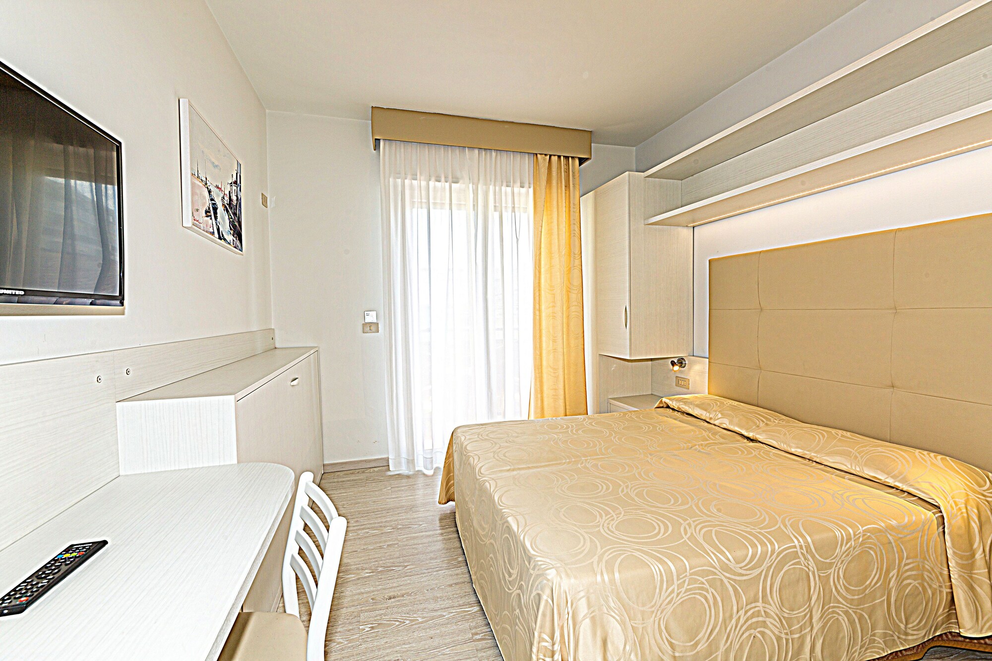ROOM, DOUBLE OR TWIN BED