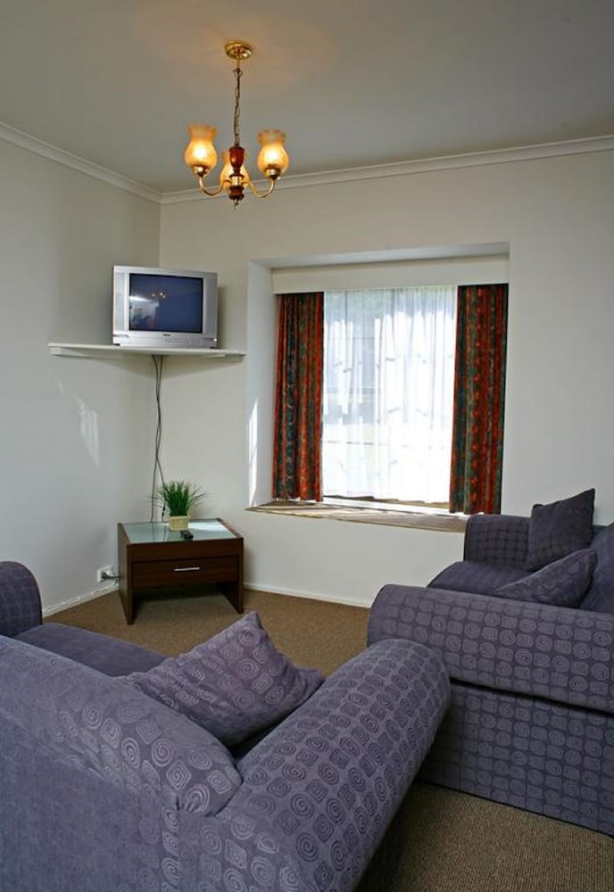 The Fox and Hounds Historic Hotel 26/61