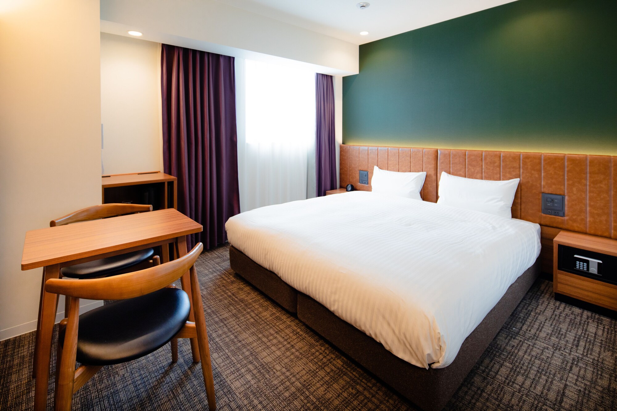 ROOM, KING BED