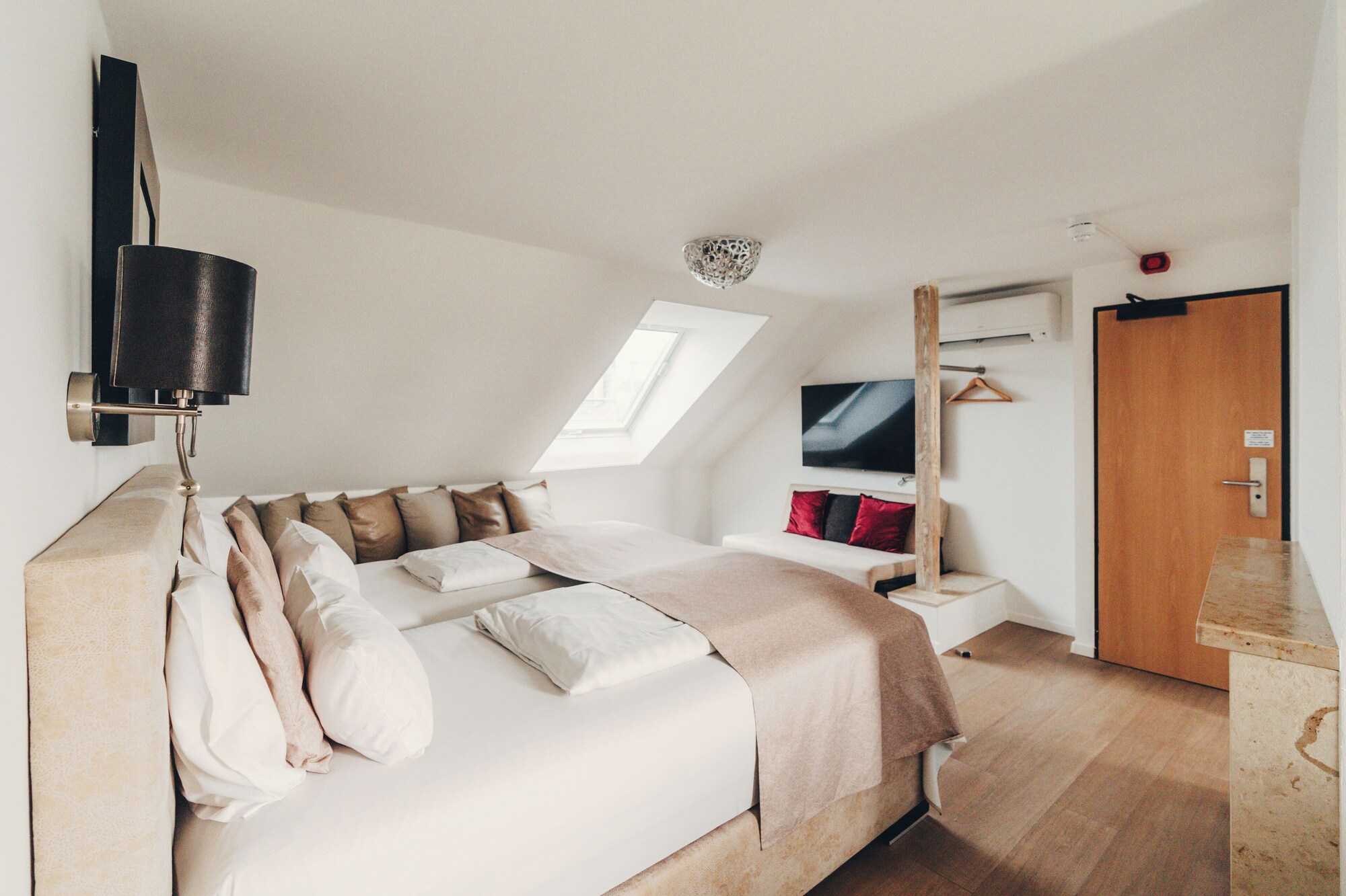 COMFORT, KING BED