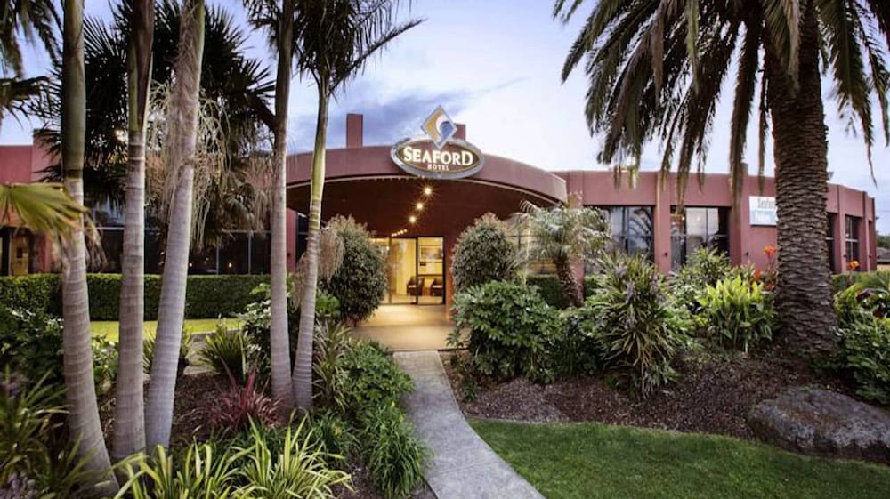 Nightcap at Seaford Hotel 2/62