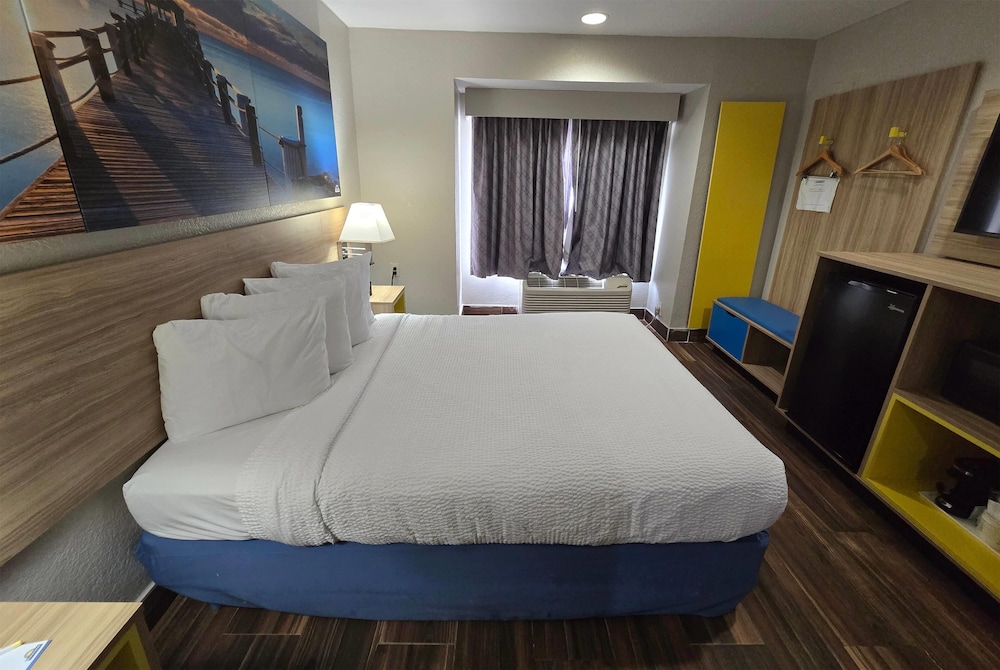 غرفة بسرير كوين، Days Inn And Suites By Wyndham Tampa Raymond James Stadium 9/10