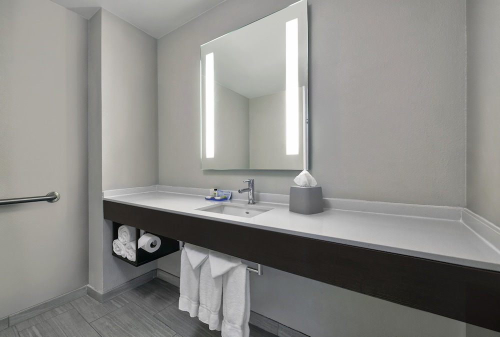 Holiday Inn Express Hotel And Suites Kansas City Grandview 34/64