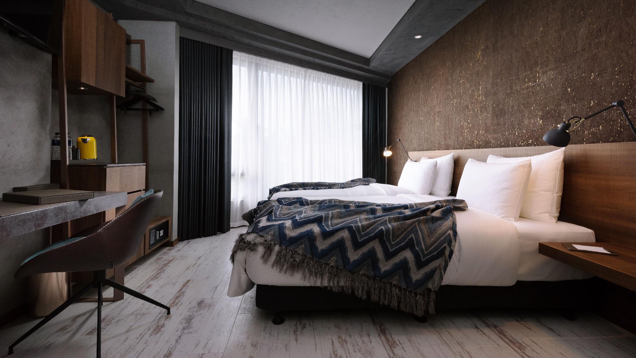 Universal, Twin Beds