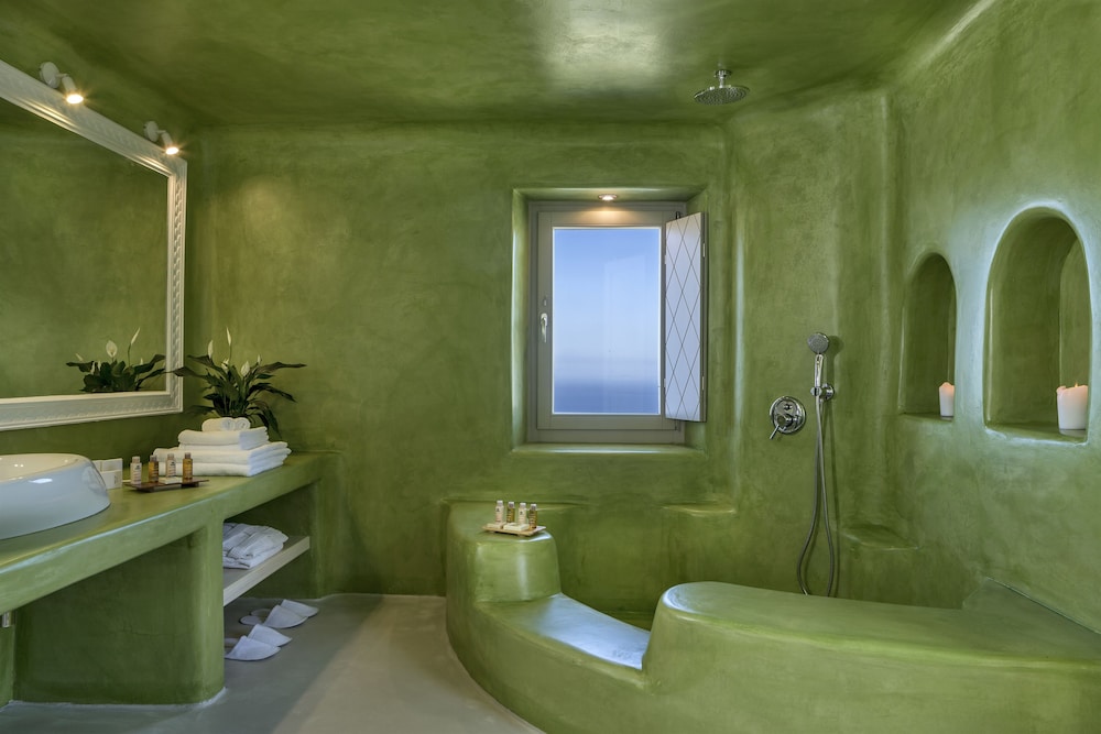 Skyfall Suites 77/79