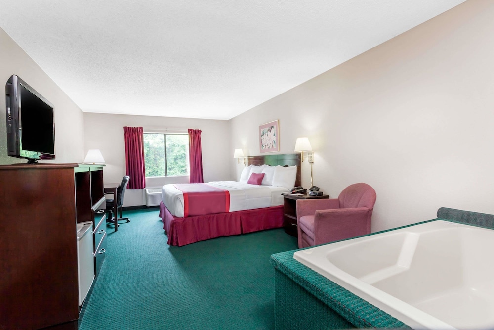 Ramada by Wyndham Tell City 18/35