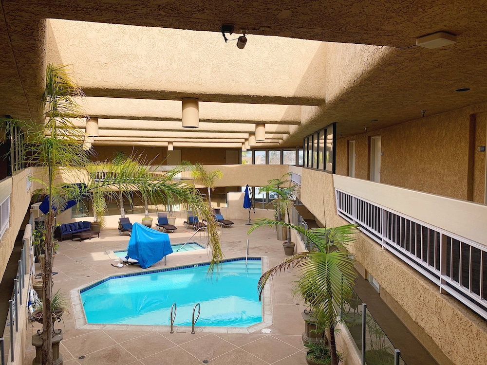 Pacific Inn 10/65