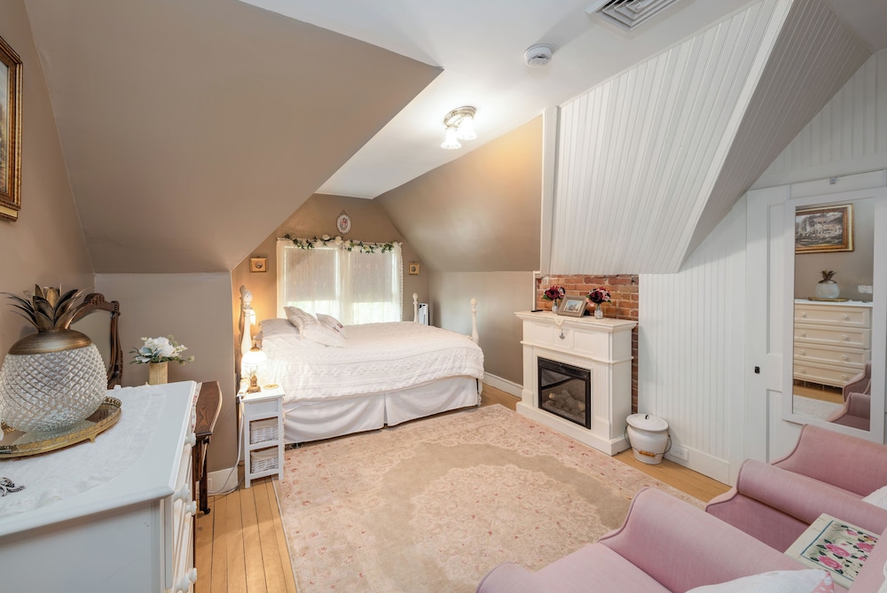 Pine, Queen Bed