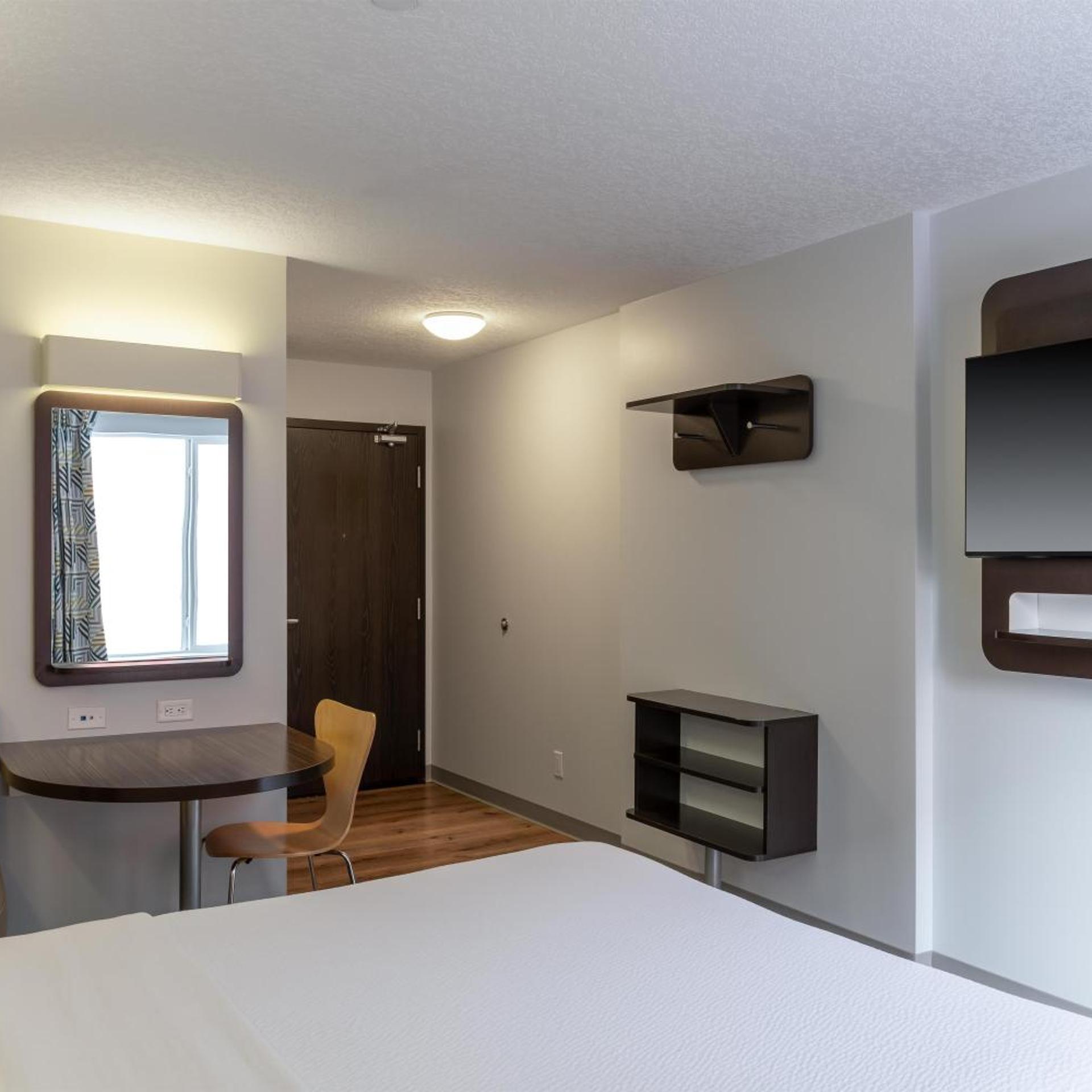 ROOM, QUEEN BED, ACCESSIBLE