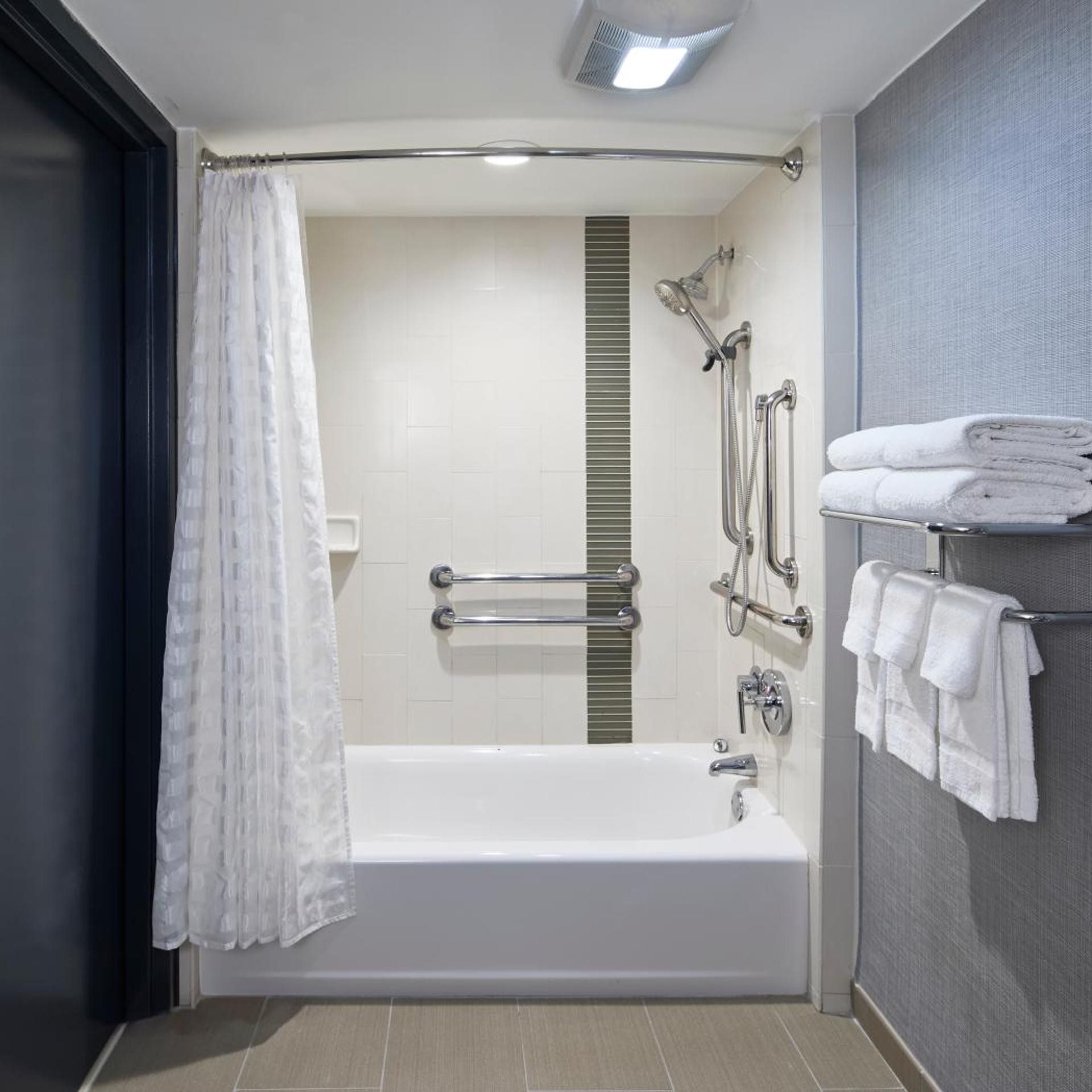 غرفة بسريرين مزدوجين مع أريكة في طابق مرتفع، Hyatt Place Atlanta Duluth Johns Creek 5/5
