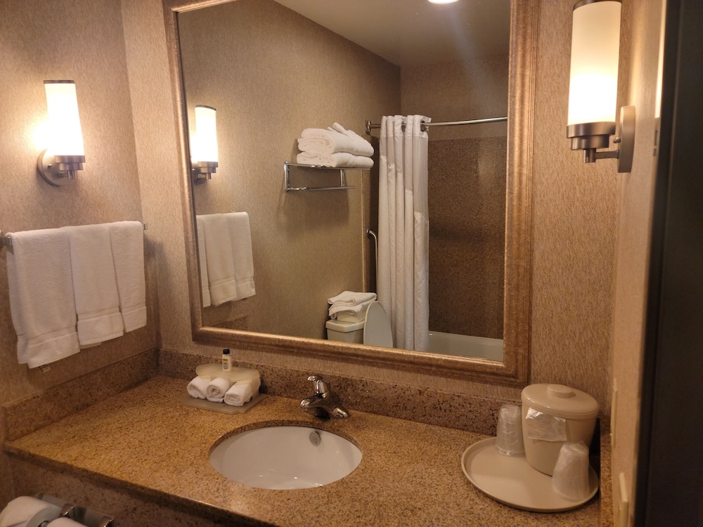 HOLIDAY INN EXPRESS SAN DIEGO SOUTH - CHULA VISTA 35/71