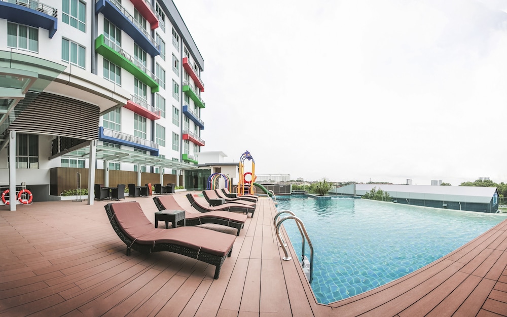 V8 Hotel 33/34