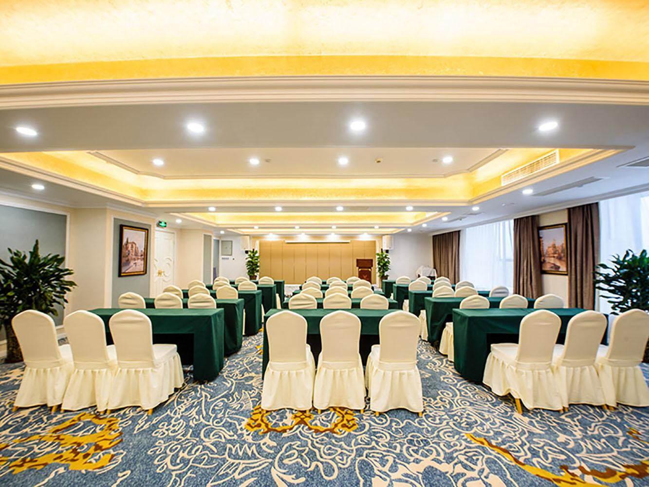 Vienna International Hotel (Chengdu West Railway Station Qingyang Wanda) 41/47