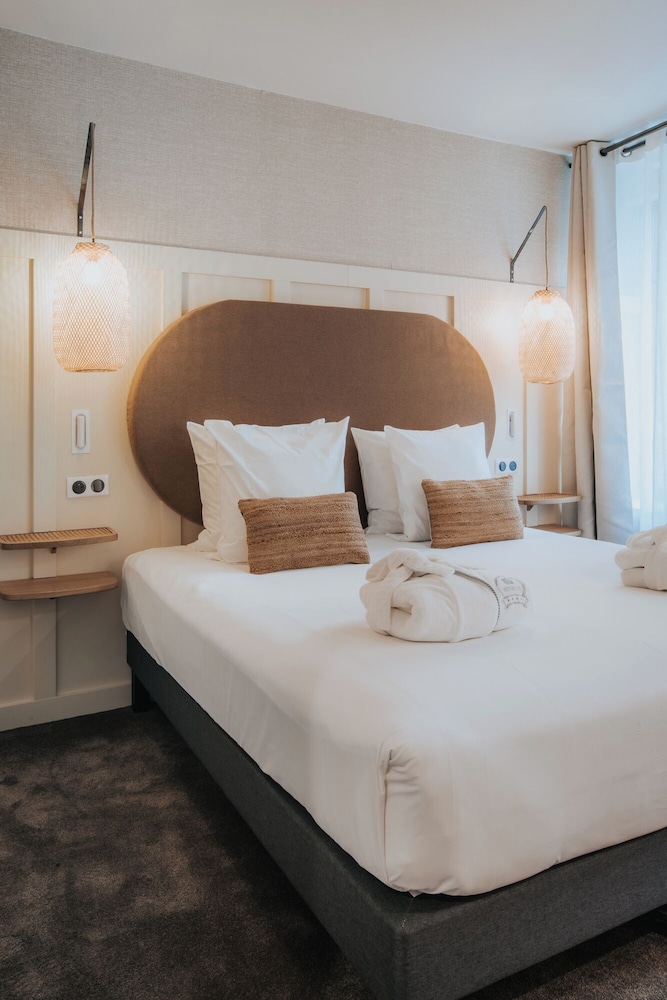 DELUXE, DOUBLE BED