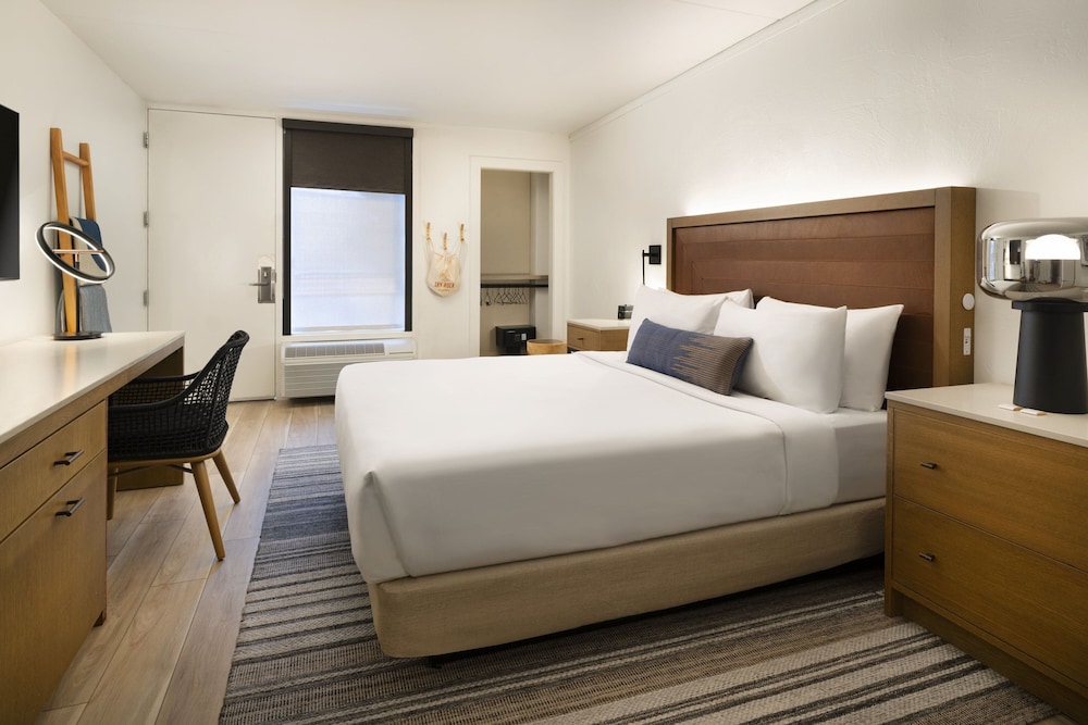 GUEST ROOM, KING BED, ACCESSIBLE