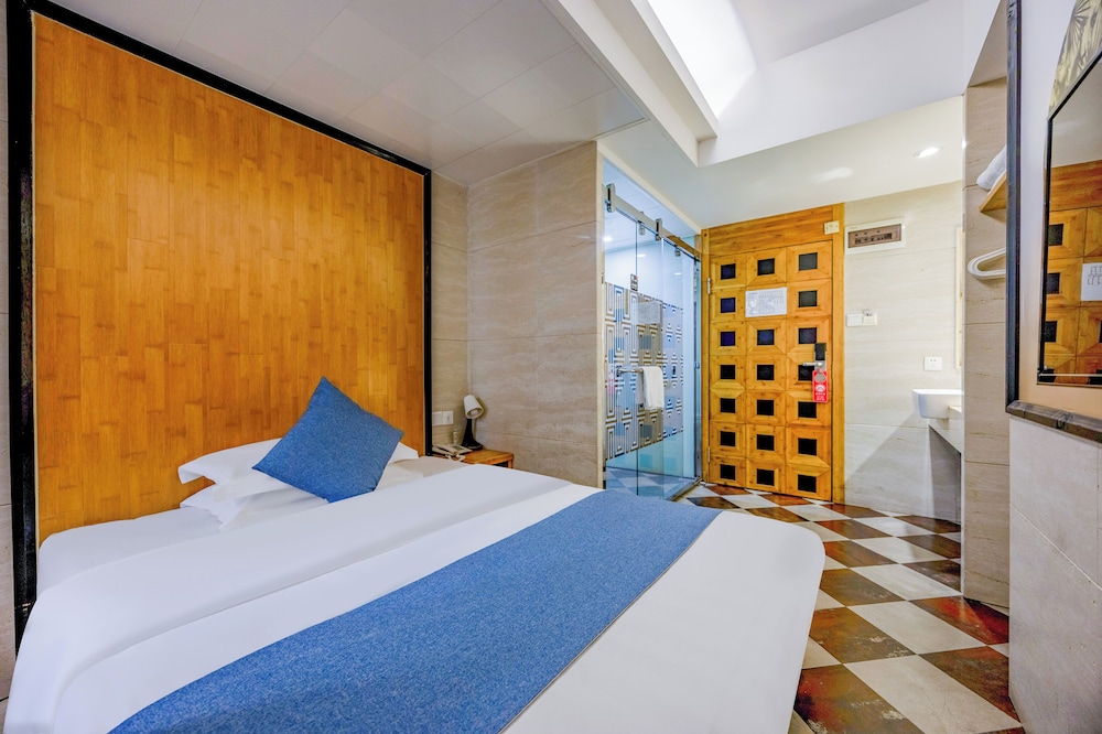Exquisite, Queen Bed