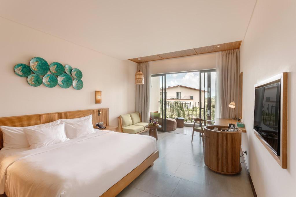 Pool, Deluxe, King Bed