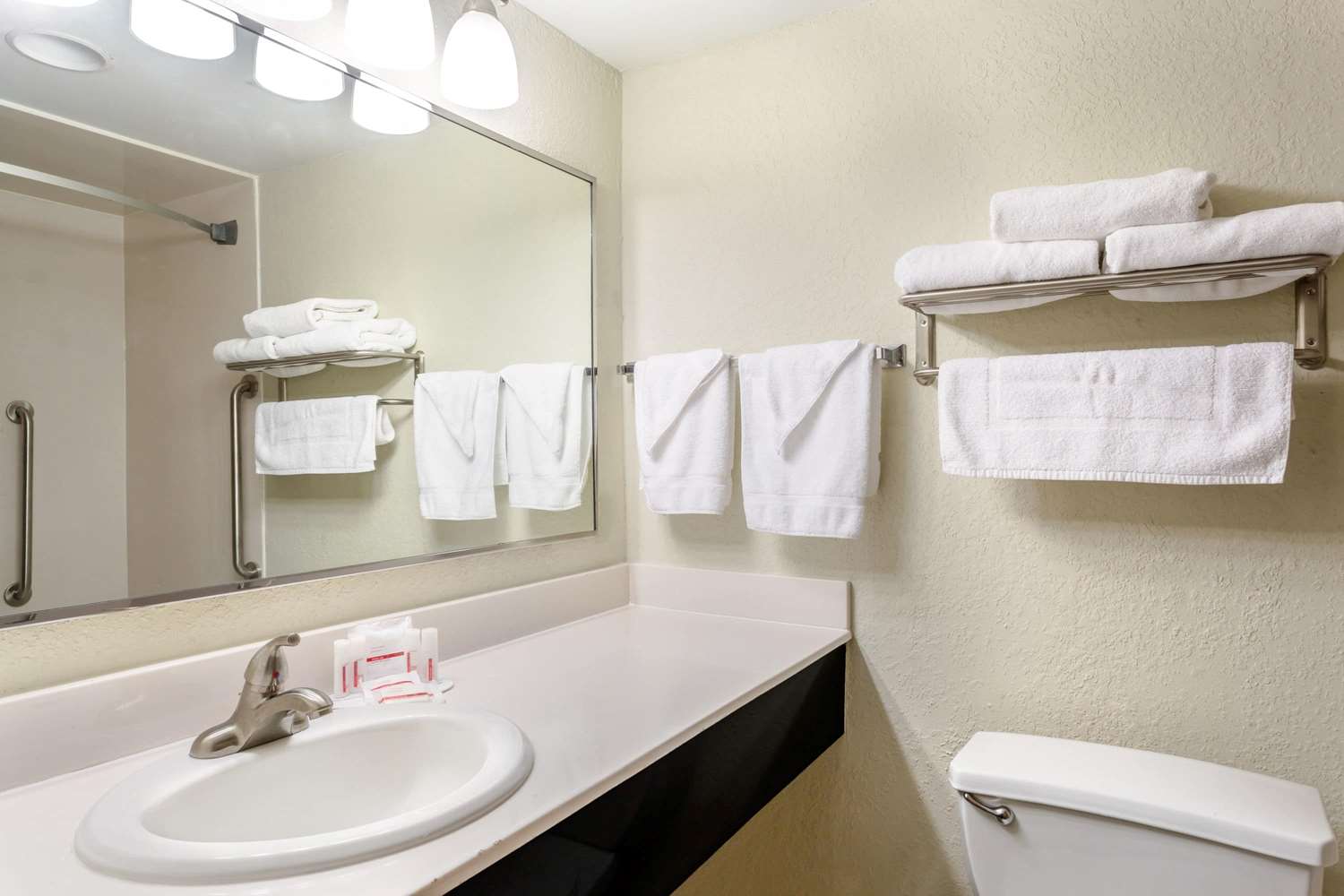 Ramada By Wyndham Luling 13/13