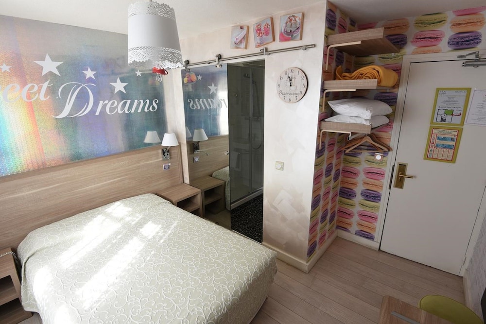 ROOM, DOUBLE BED