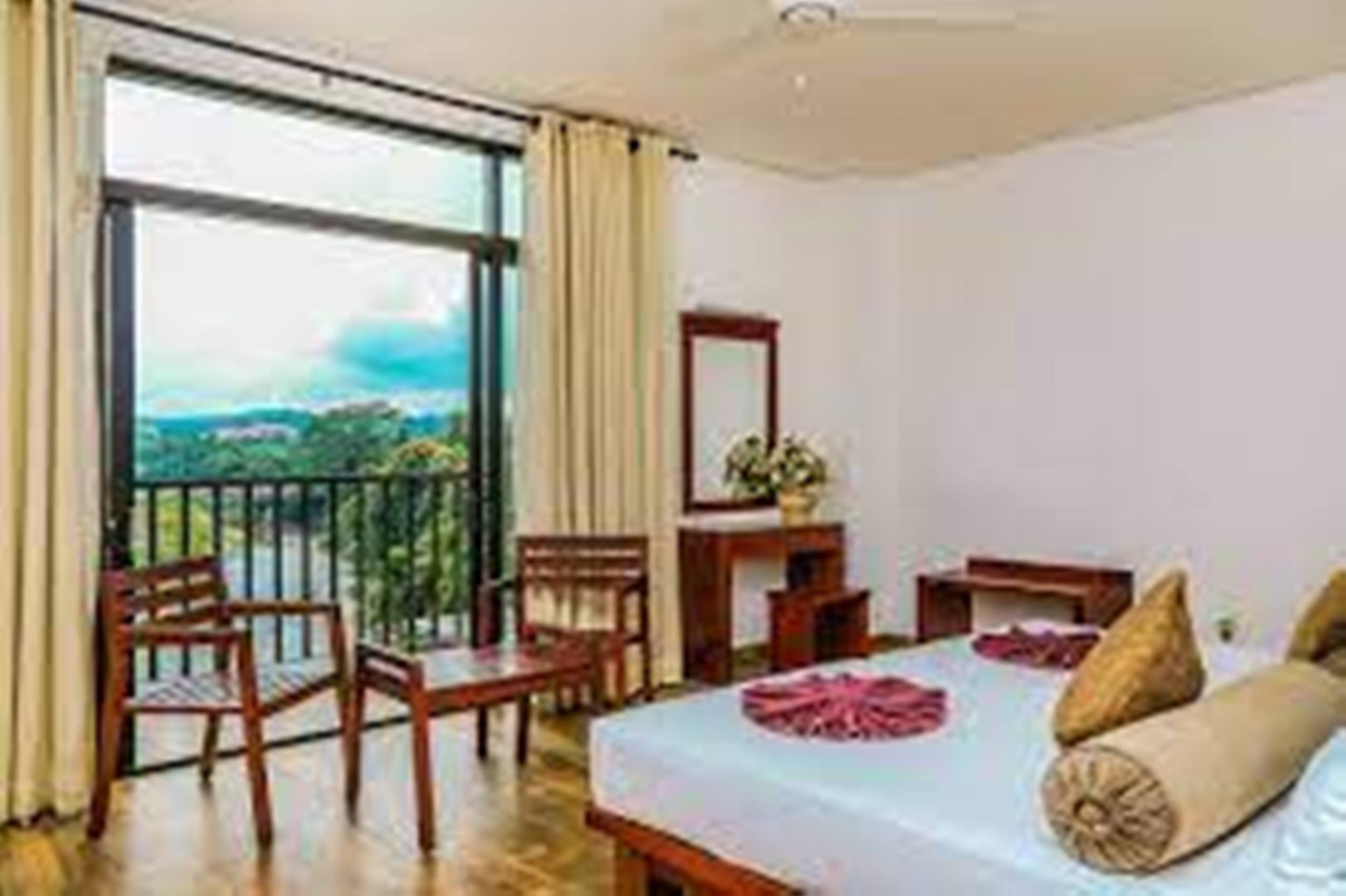 DELUXE ROOMS