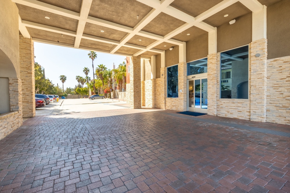 Holiday Inn Express Anaheim West 8/45