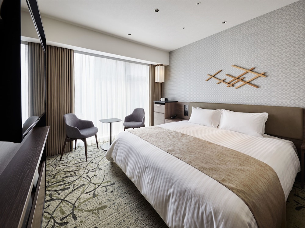 MODERATE, KING BED
