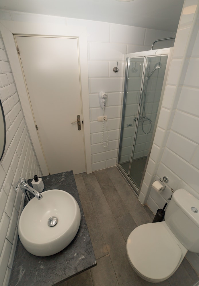 ROOM, SINGLE, SHARED BATHROOM