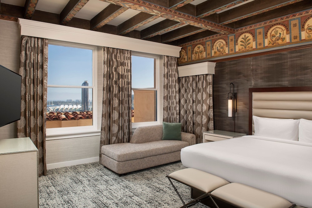 1 Bedroom, Presidential, Suite, King Bed, Partial Bay View, Sofa, High Floor