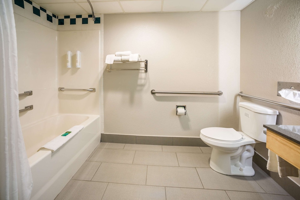 AmericInn by Wyndham Green Bay Near Stadium 12/38